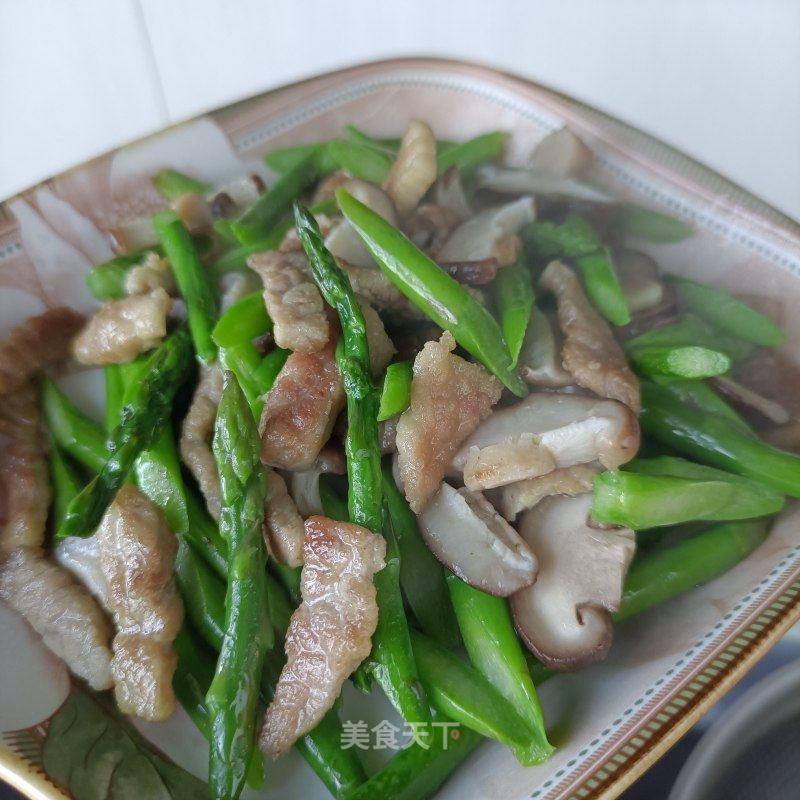 粗肉喷鼻菇炒芦笋的做法