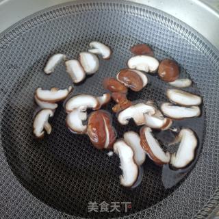 粗肉喷鼻菇炒芦笋的做法步调：3