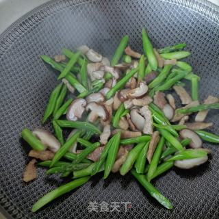 粗肉喷鼻菇炒芦笋的做法步调：13
