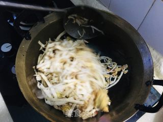 鸡蛋绿芽菜炒饼的做法步调：10