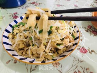 鸡蛋绿芽菜炒饼的做法步调：13