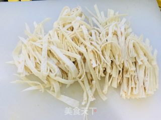 鸡蛋绿芽菜炒饼的做法步调：2
