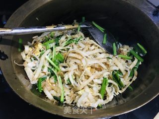 鸡蛋绿芽菜炒饼的做法步调：12