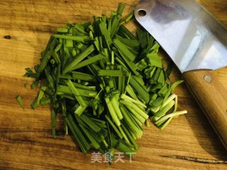鸡蛋绿芽菜炒饼的做法步调：4