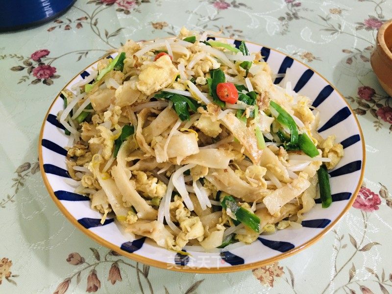 鸡蛋绿芽菜炒饼的做法