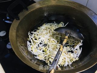 鸡蛋绿芽菜炒饼的做法步调：6