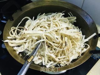 鸡蛋绿芽菜炒饼的做法步调：8