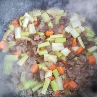 西芹炒牛肉粒的做法步调：8