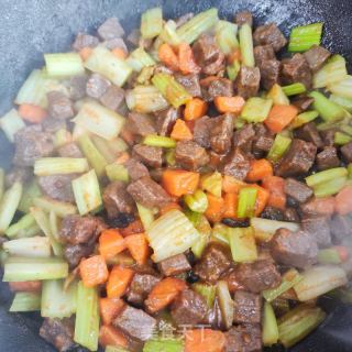 西芹炒牛肉粒的做法步调：9