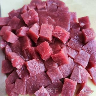 西芹炒牛肉粒的做法步调：2