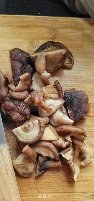 花胶喷鼻菇焖鸡的做法步调：4