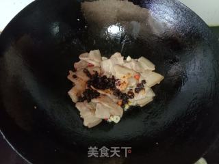 老干妈炒五花肉的做法步调：4