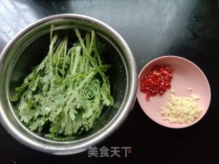 蒜蓉茼蒿的做法步调：1