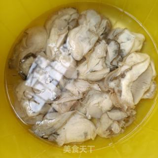 蒜苗炒死蚝的做法步调：3