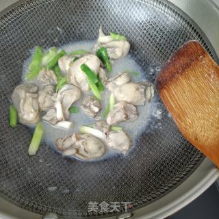 蒜苗炒死蚝的做法步调：8