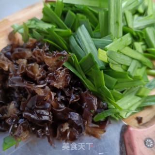 木耳蛤蜊肉炒韭菜的做法步调：4