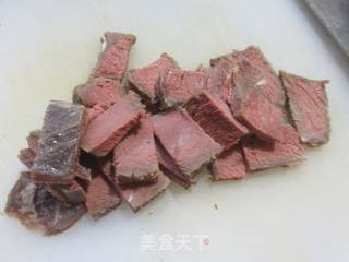 乌木耳牛肉炒菜梗的做法步调：3