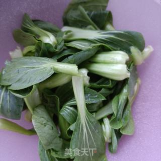 油菜炒鸡胸肉的做法步调：1
