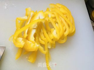 黄椒炒过油肉的做法步调：1