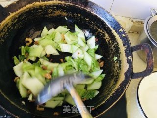 羊油滋啦炒小利剑菜的做法步调：4