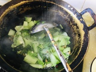 羊油滋啦炒小利剑菜的做法步调：6