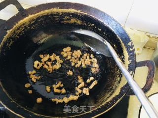 羊油滋啦炒小利剑菜的做法步调：3