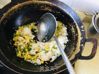 单椒蛋炒饭的做法步调：6