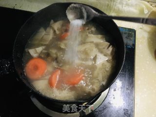 牛排炖莲藕的做法步调：7