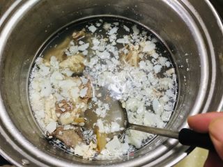 牛排炖莲藕的做法步调：1