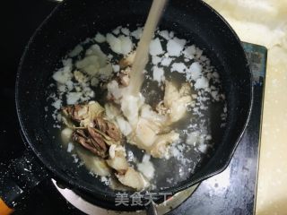 牛排炖莲藕的做法步调：3