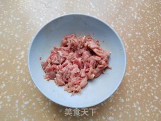 胡萝卜荸荠炒肉片的做法步调：1