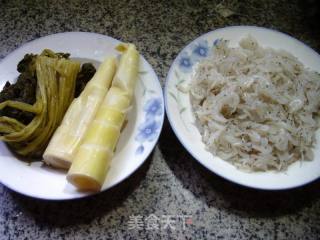 咸菜笋尖炒利剑虾米的做法步调：1