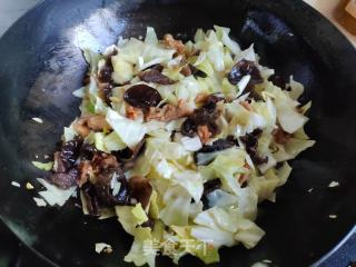 包菜木耳炒肉片的做法步调：7