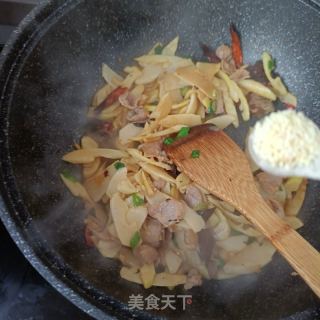金华水腿炒雷笋的做法步调：17