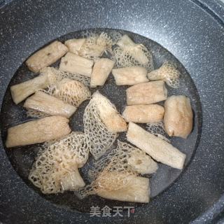 里条菜拌竹荪的做法步调：2