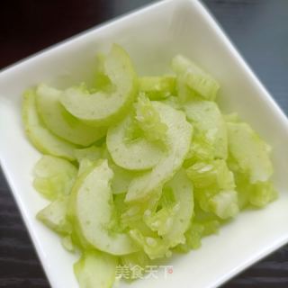 利剑玉黄瓜拌活海参的做法步调：3