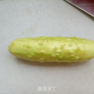 利剑玉黄瓜拌活海参的做法步调：1