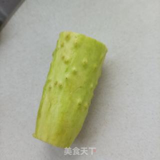 利剑玉黄瓜拌京彩的做法步调：1
