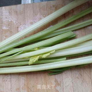 午饭肉炒芹菜的做法步调：2