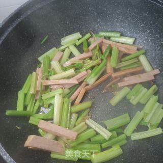 午饭肉炒芹菜的做法步调：9
