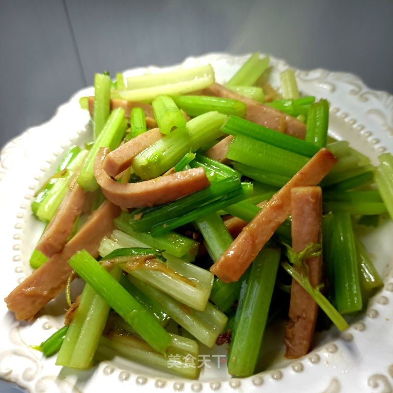 午饭肉炒芹菜的做法