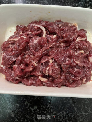 心蘑炒牛肉的做法步调：3
