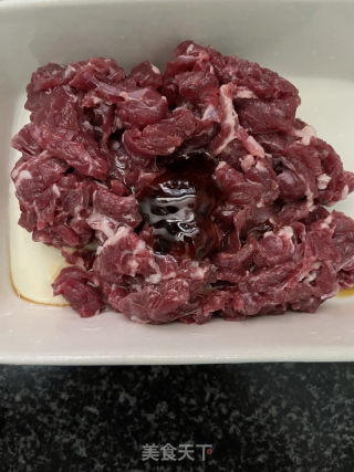 心蘑炒牛肉的做法步调：2