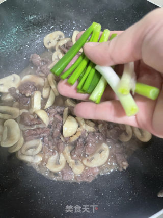 心蘑炒牛肉的做法步调：13