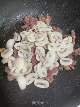 心蘑炒牛肉的做法步调：10