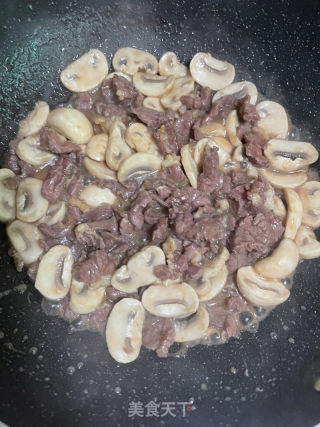 心蘑炒牛肉的做法步调：12