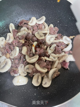 心蘑炒牛肉的做法步调：11
