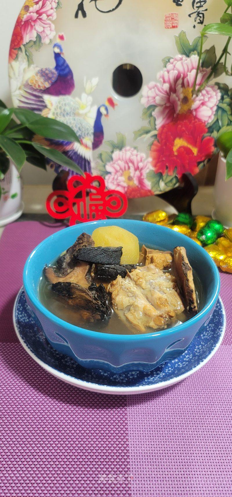 桑黄乌灵芝煲鸡骨架汤的做法