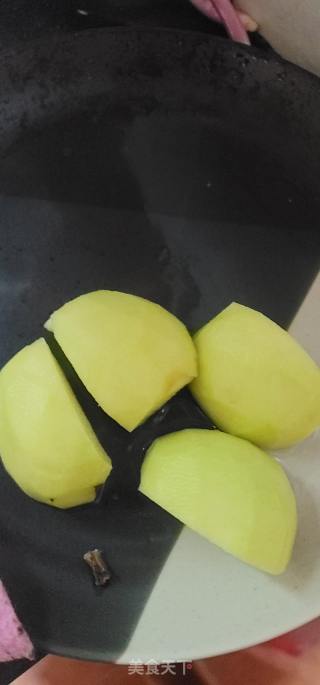 桑黄乌灵芝煲鸡骨架汤的做法步调：2