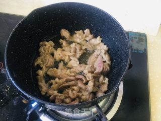 过油肉拌里的做法步调：2